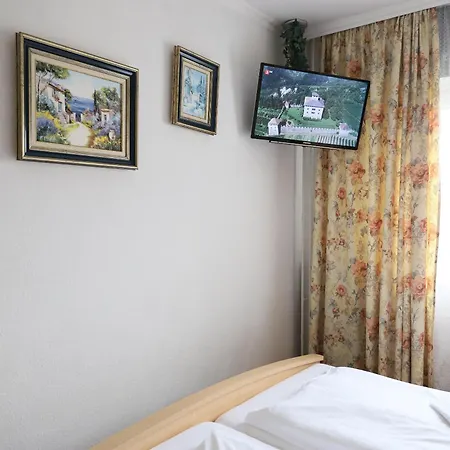 2-zimmer-appartement Im 1. Obergeschoss Mit Hallenschwimmbad Und Sauna. *