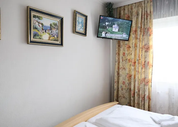 2-zimmer-appartement Im 1. Obergeschoss Mit Hallenschwimmbad Und Sauna. *